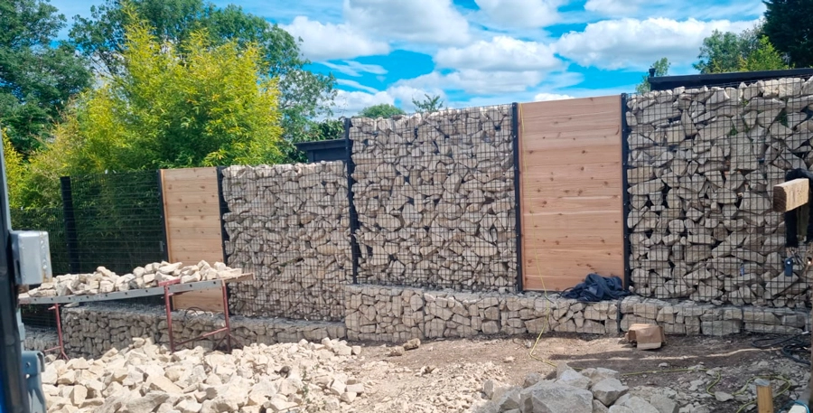 Costruction of Zenturo Gabion Fence