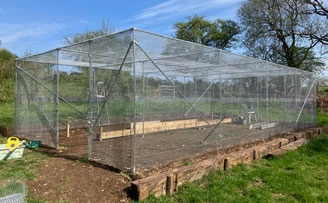 Fruit cage in 3/4x3/4x16g mesh with Scaffold frame