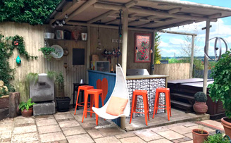 Gabion drinks bar, mesh and pebbles Gabion drinks bar, mesh and pebbles